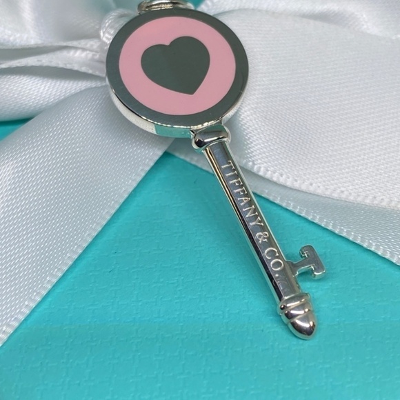 New Tiffany & Co. Tiffany pink Heart Key New York Charm for Pendant Bracelet - Picture 3 of 8